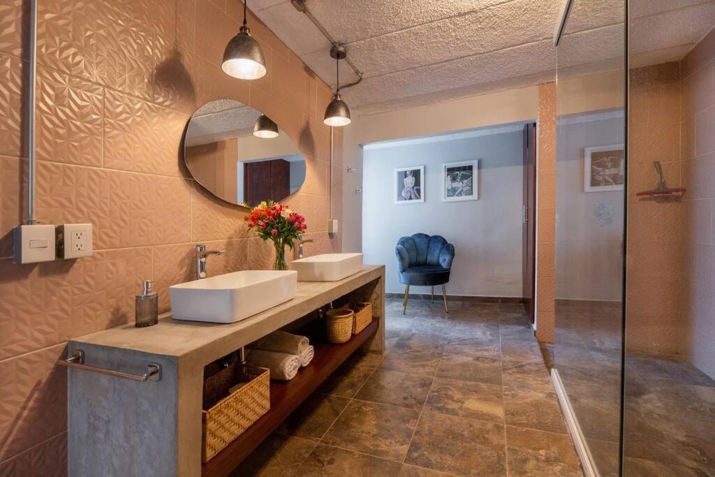 Villa Casa Tipton - Artsy In The