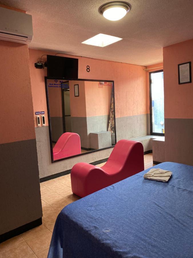 Flamingos Motel