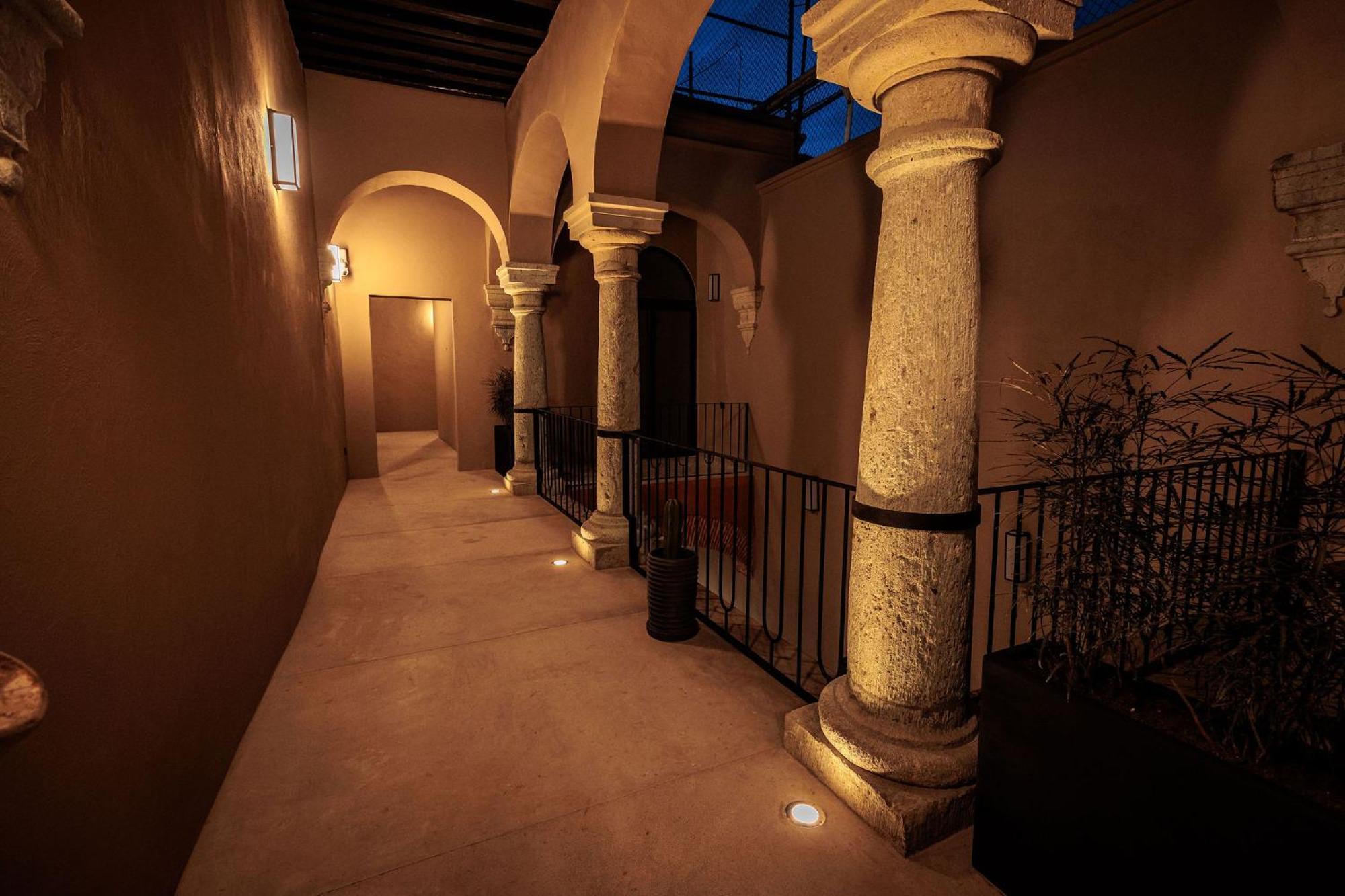 Casa 1800 Boutique Center Based