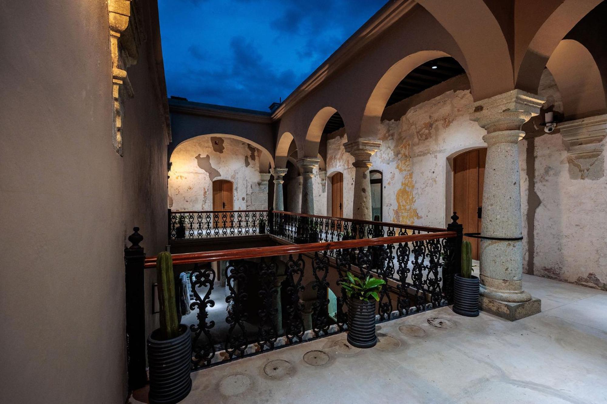 Casa 1800 Boutique Center Based